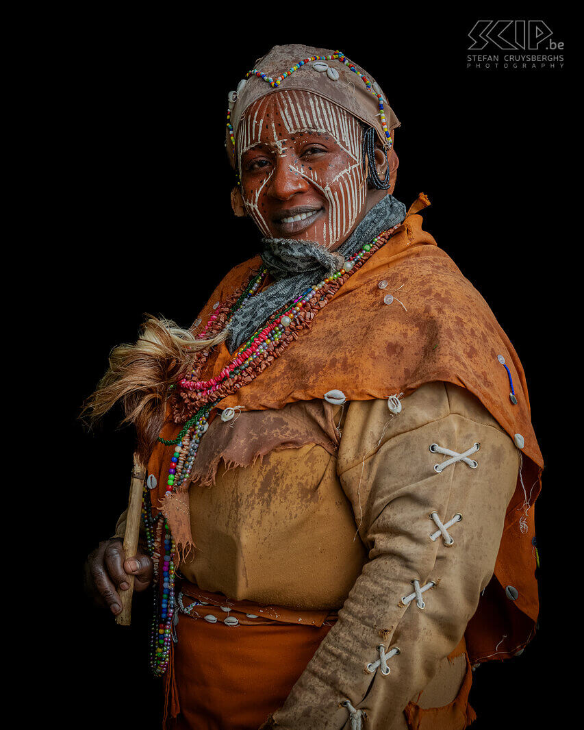 Kikuyu vrouw In Kenia leven alleen nog mensen van de Maasai, Samburu, Turkana en El Mole stammen vrij traditioneel. De Kikuyu of Gikuyu zijn de grootste etnische groep in Kenia en ze dragen hun traditionele kledij en lichaamschilderingen enkel bij speciale ceremonies. Aan de Thomsons Falls zijn er echter een aantal Kikuyu mensen die voor de toeristen poseren in hun traditionele klederdracht. Stefan Cruysberghs